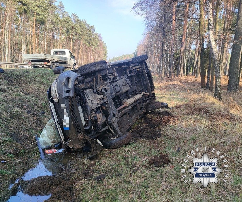 Wypadek busa w Kobiórze. Są utrudnienia. Fot. Śląska Policja