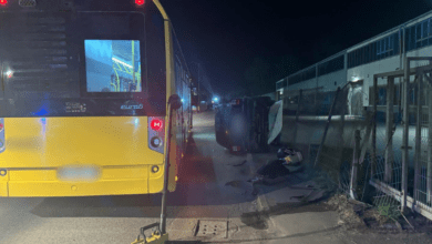Kolizja z autobusem. W aucie pijany kierowca/fot.Śląska Policja