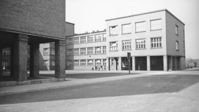 Nauka transformuje Katowice Bogucice Zawodzie. Na zdjęciu modernistyczna szkoła w Zawodziu, dziś budynek Uniwersytetu Ekonomicznego. Fot. Narodowe Archiwum Cyfrowe