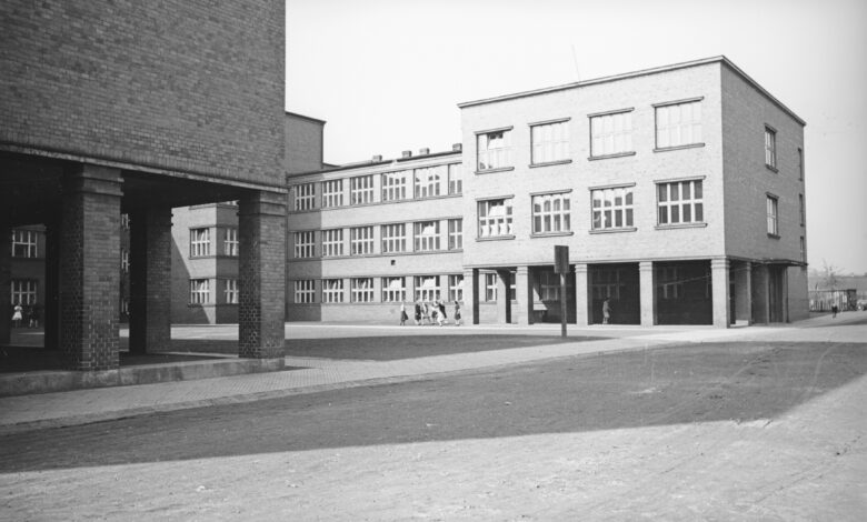Nauka transformuje Katowice Bogucice Zawodzie. Na zdjęciu modernistyczna szkoła w Zawodziu, dziś budynek Uniwersytetu Ekonomicznego. Fot. Narodowe Archiwum Cyfrowe