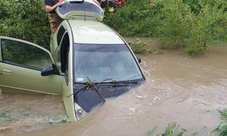 Woda porwała auto. Kierowca nie żyje/fot.Policja Podkarpacka