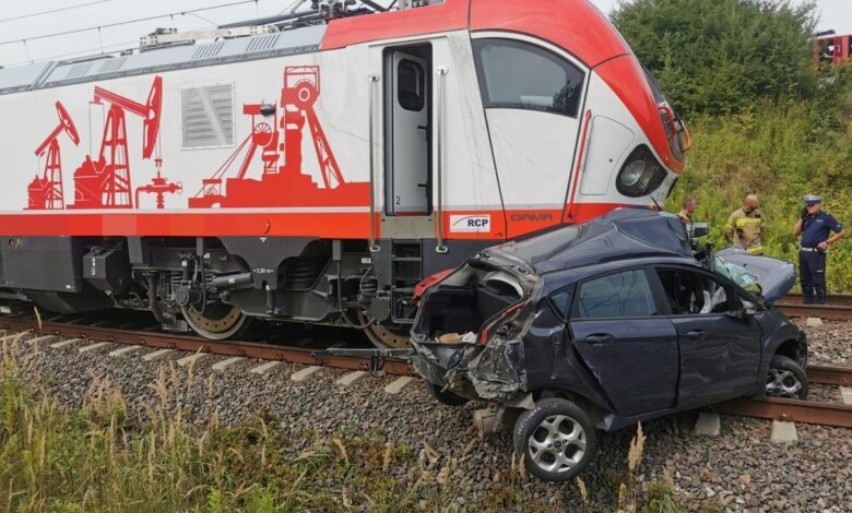 Wjechał pod pociąg. Kierowca forda zginął na miejscu/fot.KMP Lublin