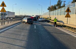 Wypadek na DK1 rozbite samochody na drodze