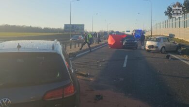 Wypadek na DK1 rozbite samochody na drodze