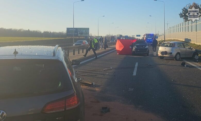 Wypadek na DK1 rozbite samochody na drodze