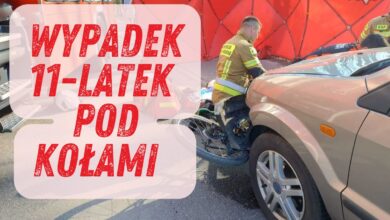 wypadek rowerzysty rower przygnieciony przez samochód obok strażak udzielający pomocy