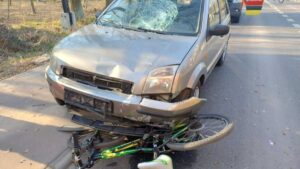 wypadek rowerzysty rower przygnieciony przez samochód