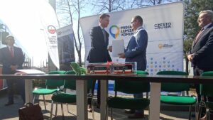 Nowe autobusy w Częstochowie dwóch mężczyzn podpisuje umowe i wymienia się dokumentami