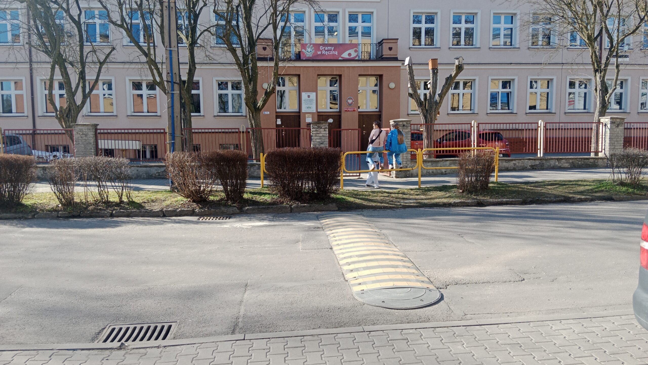 Metropolitalna Szkoła Prototypowania Zabrze Helenka przejście dla pieszych obok szkoły