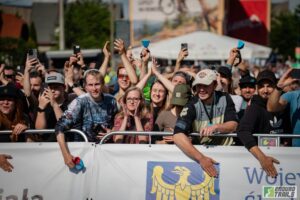 Puchar Świata UCI Enduro i Downhill kibice przy banerze z godłem śląska