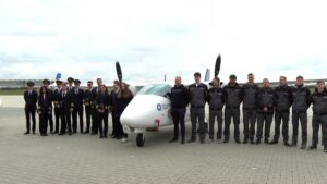 Politechnika Śląska samolot na płycie lotnisk, obok studenci w dwóch grupach po obu stronach samolotu