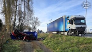 wypadek Warszowice DK81 uszkodzony samochód ciężarowy obo przewrócony samochód osobowy