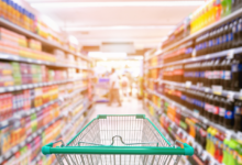 Jak są otwarte sklepy w Wielkanoc, koszyk pomiędzy półkami w supermarkecie