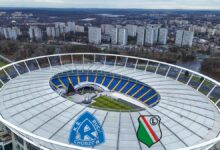 Utrudnienia w Ruchu Stadion ŚŁąski z lotu ptaka, na dachu dwa logotypy drużyn piłkarskich