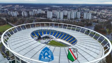 Utrudnienia w Ruchu Stadion ŚŁąski z lotu ptaka, na dachu dwa logotypy drużyn piłkarskich