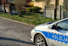 wypadek Kuźnia Raciborska 17-latek BMW Na tle rozwalonego ogrodzenia fragment radiowozu