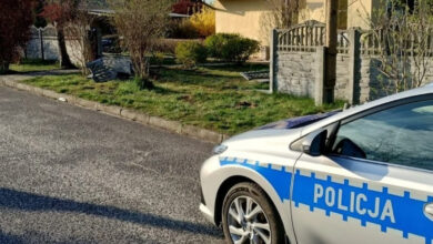 wypadek Kuźnia Raciborska 17-latek BMW Na tle rozwalonego ogrodzenia fragment radiowozu