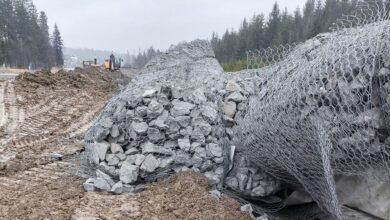 S1 w Lalikach zniszczone Gabiony , rozsypane kamienie znajdujące sie wmetalowych siatkach