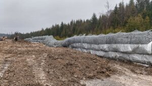 S1 w Lalikach zniszczone Gabiony , rozsypane kamienie znajdujące sie wmetalowych siatkach