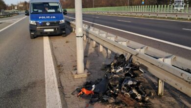 Wypadek Pogórze szczątki motocykla na poboczu drogi