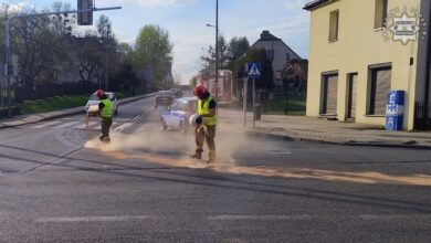 Motocyklistka przewróciła się na plamie oleju, strażacy na drodze zasypują plamę oleju