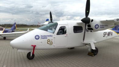 Politechnika Śląska samolot dwusilnikowy na płycie lotniska