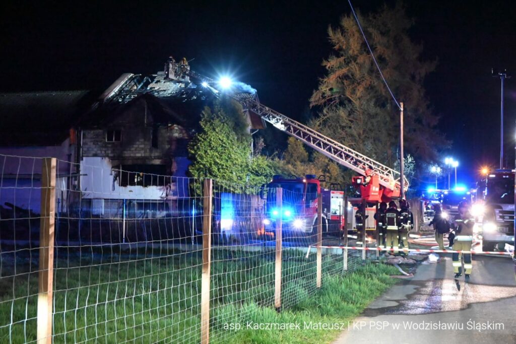 Pożar Pszów Strażacy na drabinie gaszą pożar