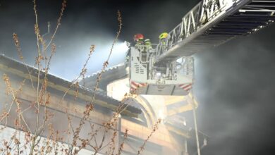 Pożar Pszów, strażacy na wysięgniku dogaszają pogorzelisko