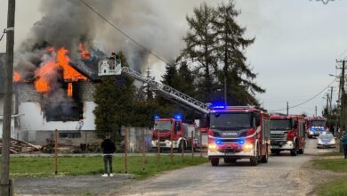 ofiary pożaru hostelu Pszów strażacy na drabinie gaszą ogień