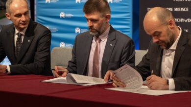 Umowa Autobusy elektryczne Tychy mężczyźni przy stole podpisuja dokumenty