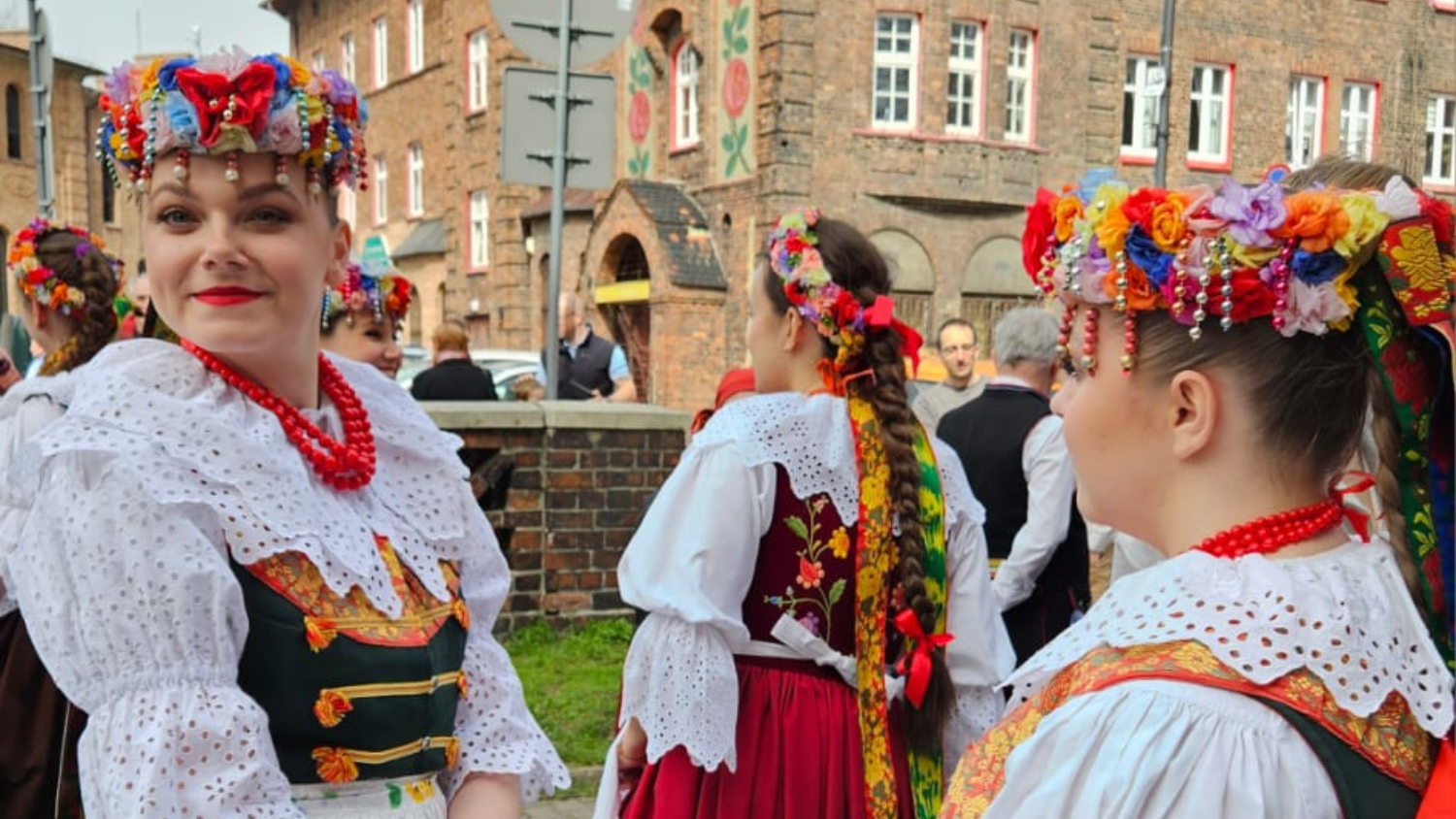 święcenie pokarmów Nikiszowiec 2025 kobiety w strojach ludowych