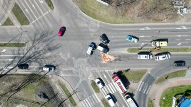 wypadek Mysłowice Świerczyny Obrzeżna Północna, skrzyżowanie z perspektywy drona, na skrzyżowaniu rozbite samochody