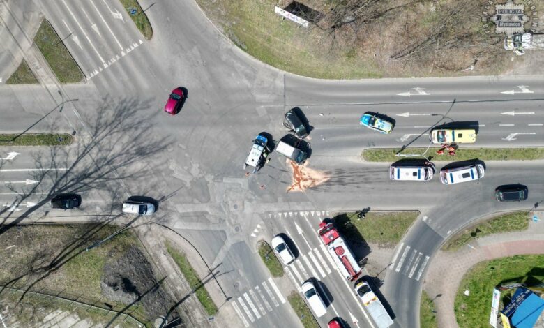 wypadek Mysłowice Świerczyny Obrzeżna Północna, skrzyżowanie z perspektywy drona, na skrzyżowaniu rozbite samochody