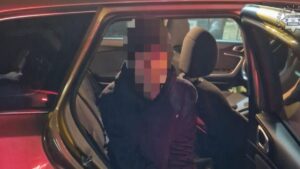czescy złodzieje, mężczyzna ze związanym z tyłu rękoma siedzi w samochodzie