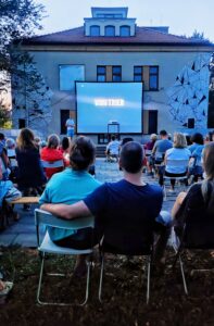 kino plenerowe Tychy 2025 ludzie oglądający film, wyświetlany na dużym ekranie