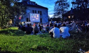 kino plenerowe Tychy 2025 ludzie oglądający film, wyświetlany na dużym ekranie