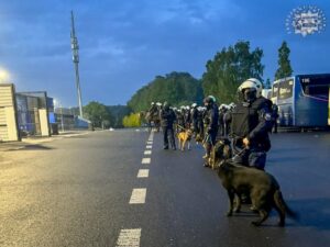 burdy na Stadionie Śląskim policjanci z psami