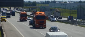 A1 pod prąd samochody na autostradzie, w tle policjanci przy zatrzymanym samochodzie