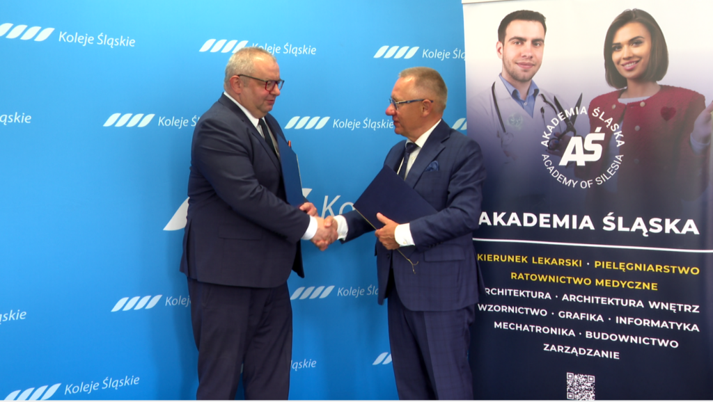 Koleje Śląskie współpraca z Akademią Śląską Dwak mężczyźni wymieniają uścisk dłoni