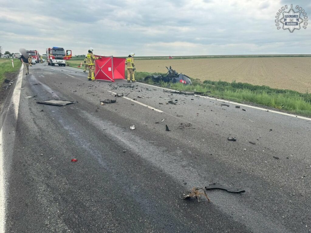 wypadek Bieńkowice WRAK SAMOCHODU NA SKRAJU DROGI