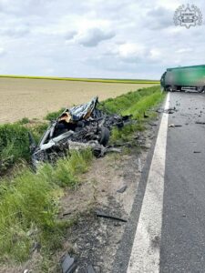 wypadek Bieńkowice WRAK SAMOCHODU NA SKRAJU DROGI