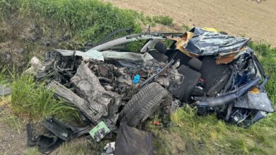 wypadek Bieńkowice WRAK SAMOCHODU NA SKRAJU DROGI