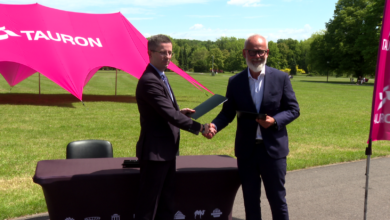 Tauron Park Śląski dwaj mężczyźni w geście porozumienia ściskają sobie dłonie
