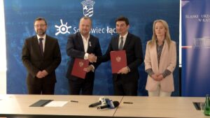 Sosnowiec usuwanie odpadów mężczyźni ściskający sobie dłonie pozuja do zdjęcia