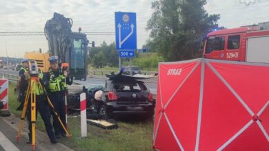 tragedia na A4 policjanci w tle rozbity samochód