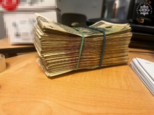 Nielegalna produkcja alkoholu w Będzinie plik banknotów