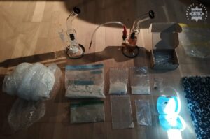 Narkotyki Bielsko-Biała na stole w woreczkach narkotyki i przyrządy do ich palenia