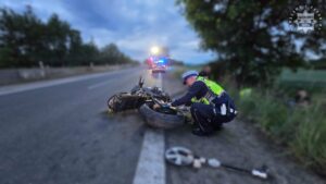 śmiertelny wypadek motocyklisty w Bieruniu policjant przy rozbitym motocyklu