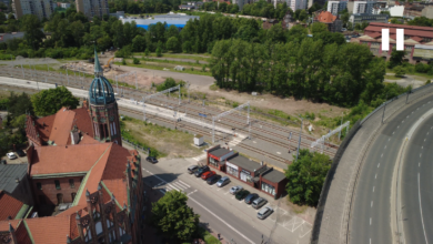 Estakada Chorzów z lotu ptaka fragment drogi i stacja kolejowa