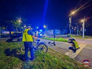 wypadek roweru i hulajnogi w Tychach policjant przy rowerze